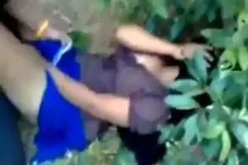 Cewek Nakal di Gangbang di Semak Semak