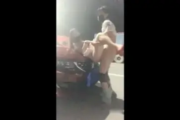 Genjot Cewek Bohay Di Atas Kap Mobil Sampe Becek